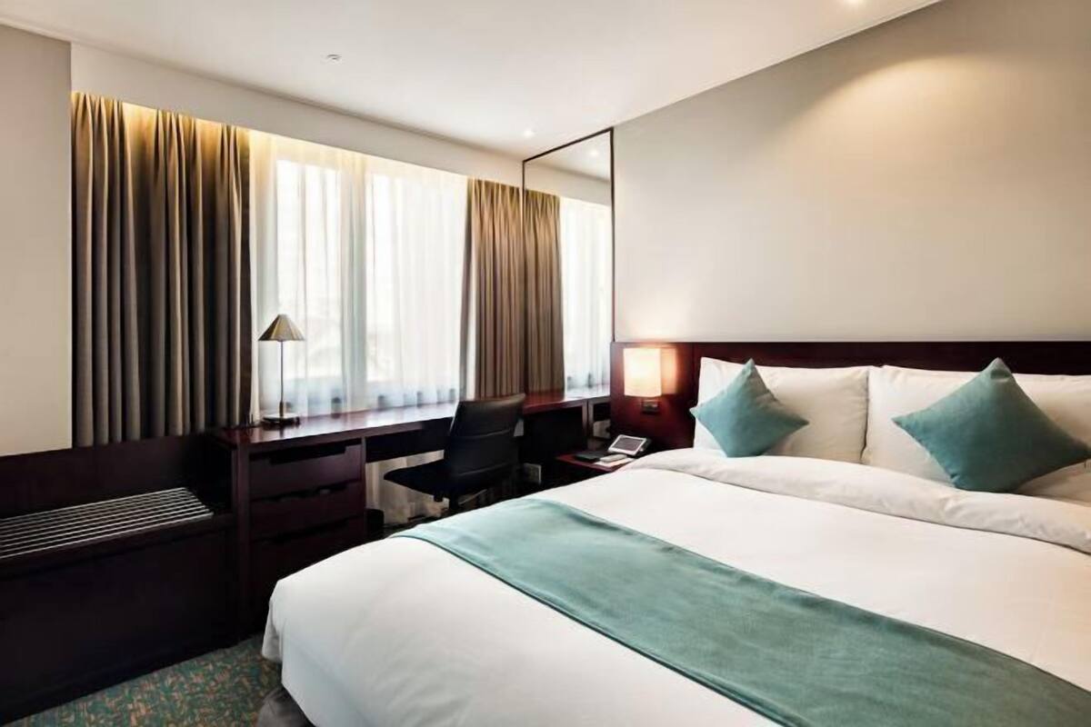 Premium bedding, in-room safe, desk, laptop workspace