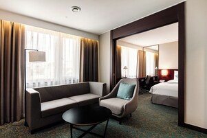 Ropa de cama de alta calidad y caja de seguridad en la habitación 