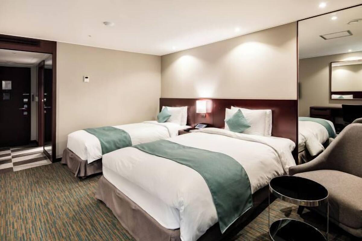 Premium bedding, in-room safe, desk, laptop workspace