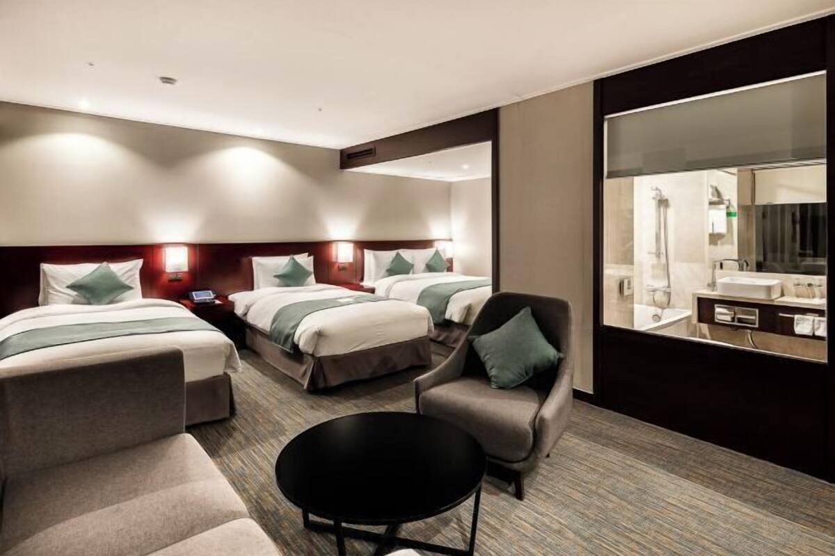 Premium bedding, in-room safe, desk, laptop workspace