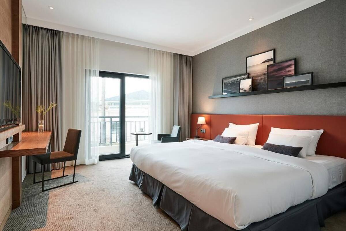 Down duvets, in-room safe, blackout curtains, soundproofing