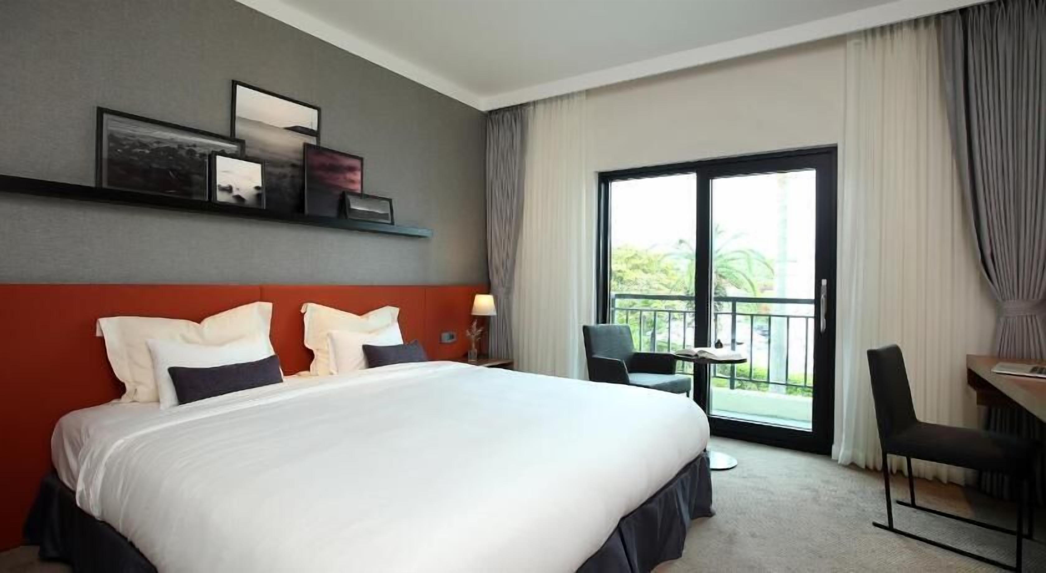 Down duvets, in-room safe, individually decorated, blackout curtains