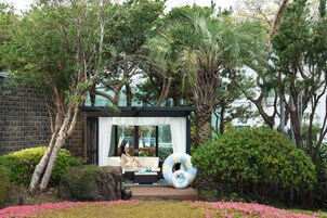 Cubrecamas y caja de seguridad en la habitación 