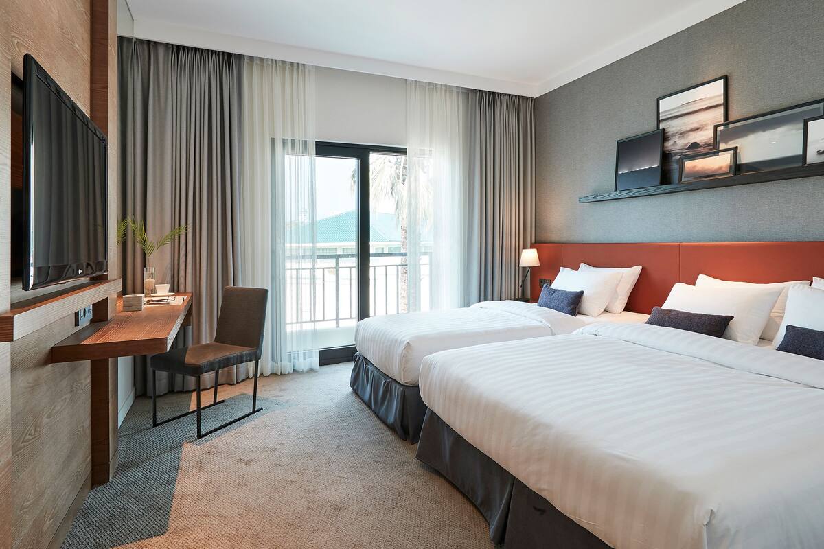Down duvets, in-room safe, blackout curtains, soundproofing