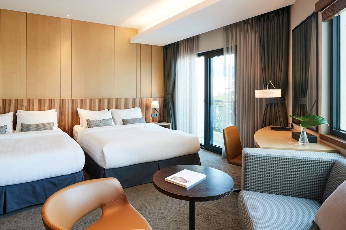 Down duvets, in-room safe, blackout curtains, soundproofing