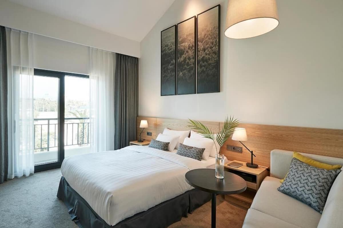 Down duvets, in-room safe, individually decorated, blackout curtains