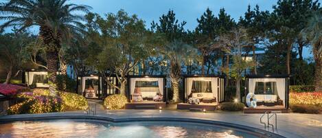 Piscina a l'aire lliure i cabanes (de pagament)