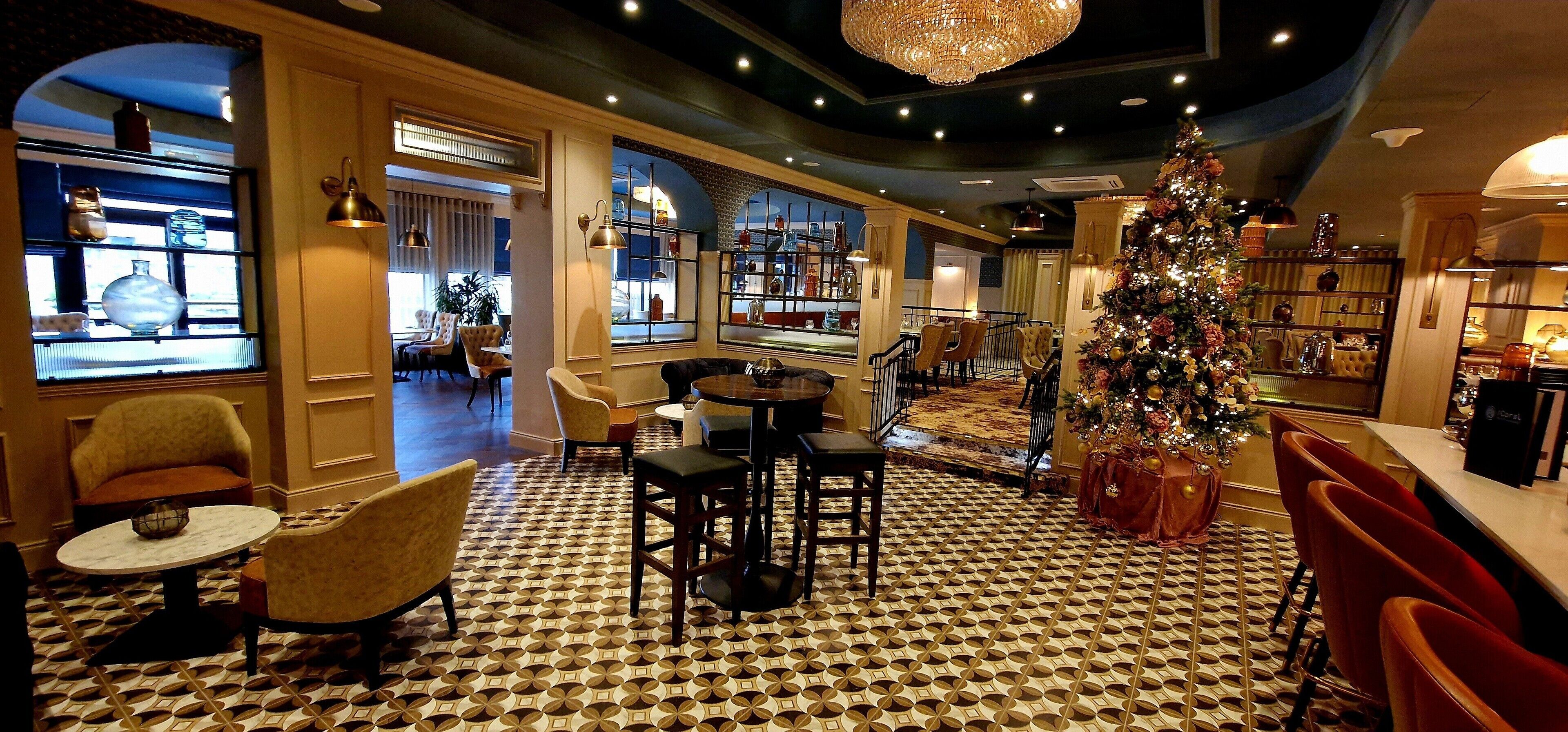 2 restaurants; breakfast, lunch, dinner and brunch served 