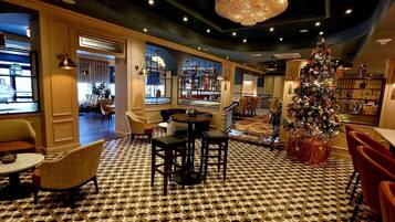 2 restaurants; breakfast, lunch, dinner and brunch served