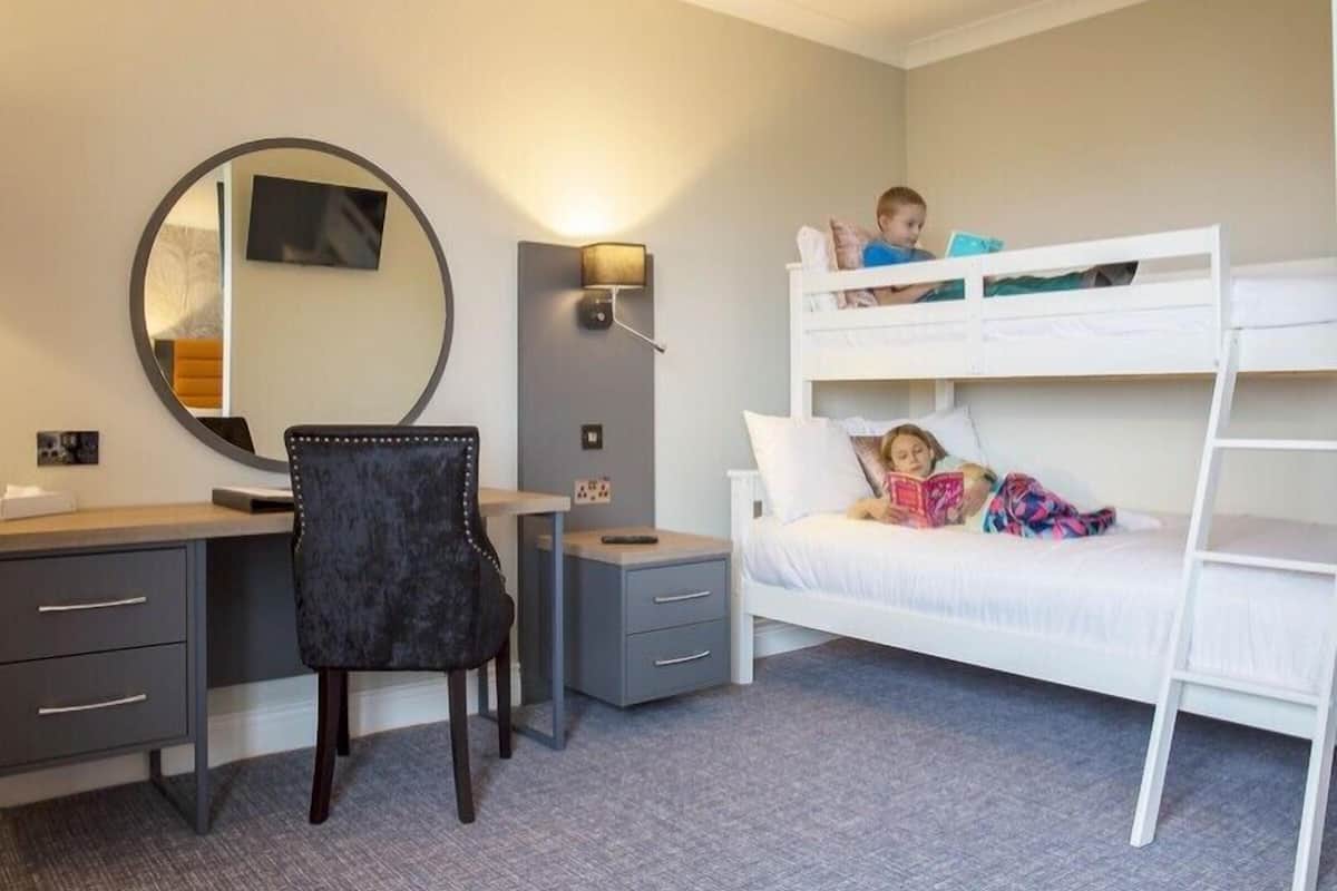 Family Room (for 7) | 1 bedroom, premium bedding, in-room safe, desk