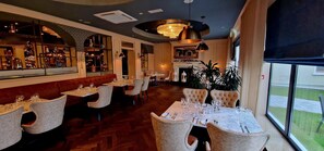 2 restaurantes; se sirve desayuno, almuerzo, cena y brunch