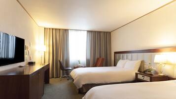 Biancheria da letto di alta qualitร , copriletto in piuma, una scrivania