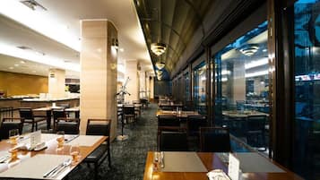 Daily buffet breakfast (KRW 25000 per person)