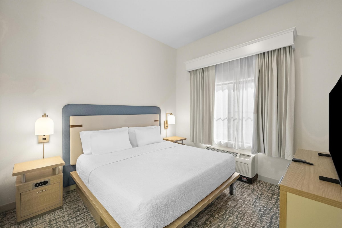 Desk, iron/ironing board, free cots/infant beds, free rollaway beds