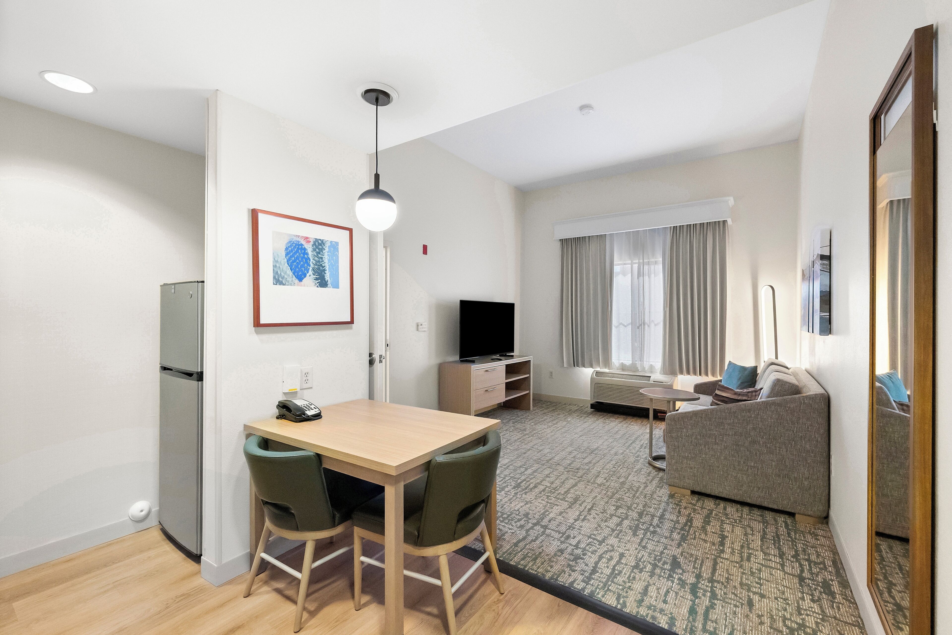 Een bureau, een strijkplank/strijkijzer, gratis babybedden