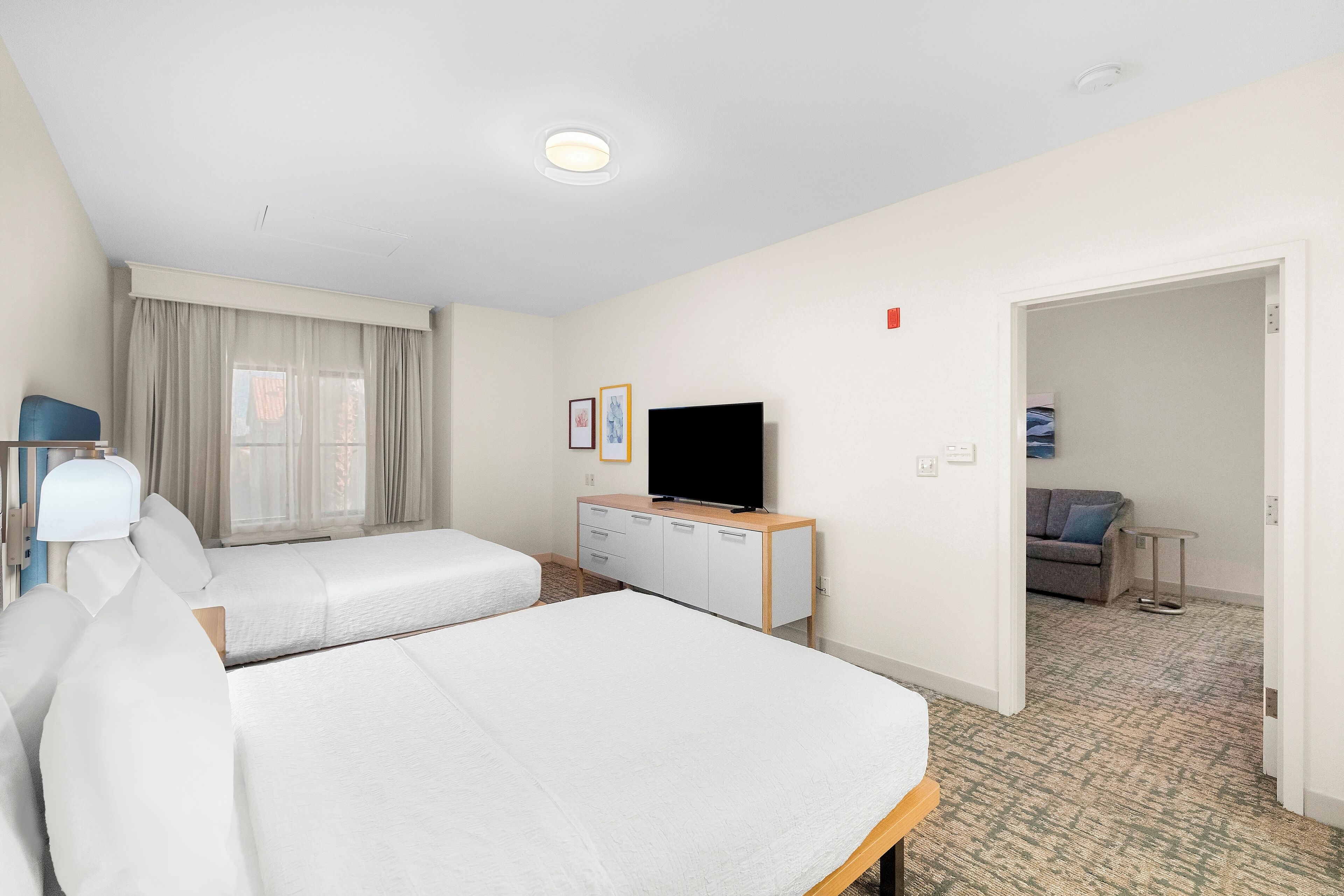 Een bureau, een strijkplank/strijkijzer, gratis babybedden