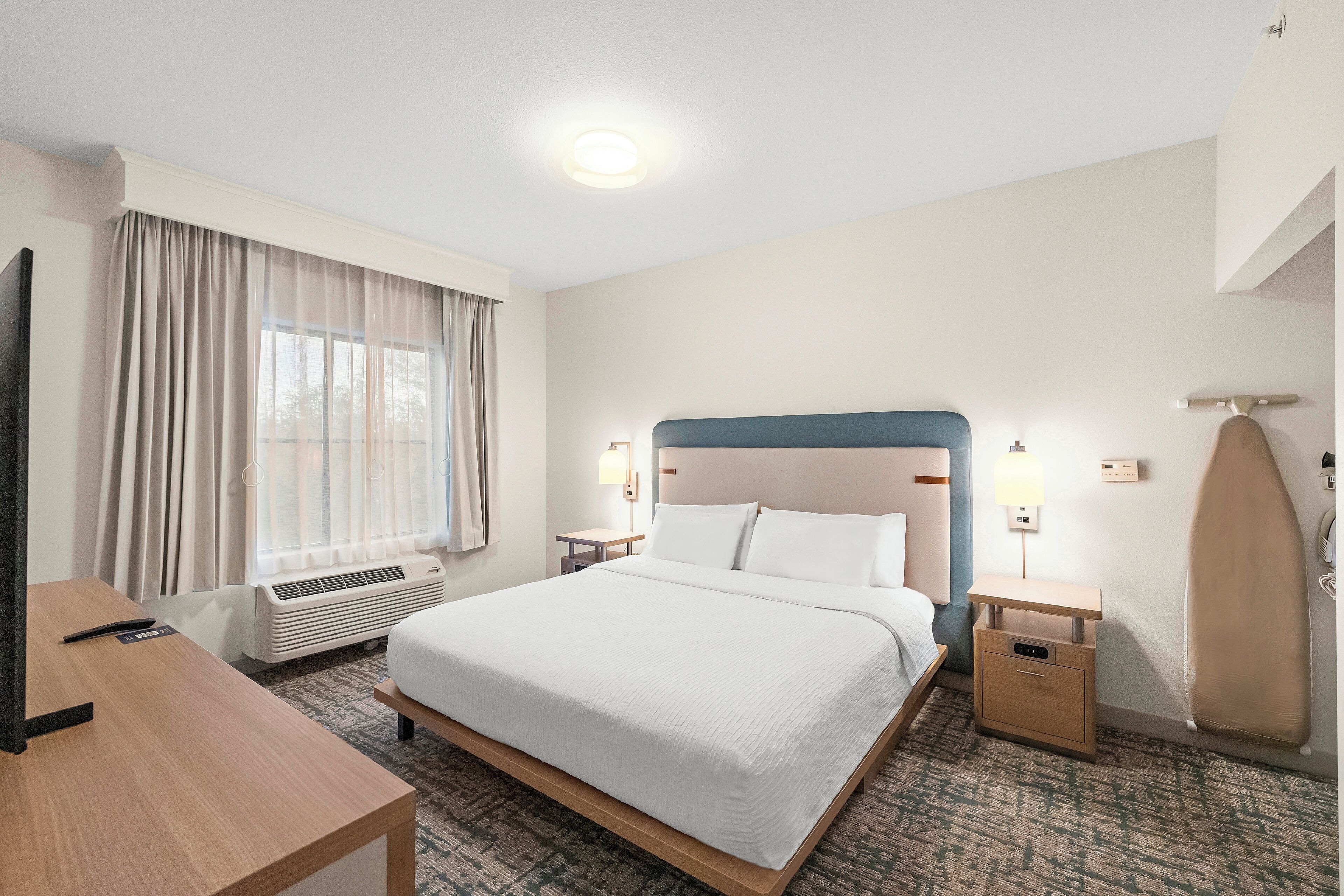 Bureau, fer et planche à repasser, lits bébé (gratuits)