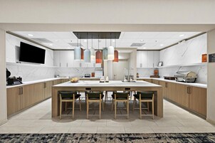 Café da manhã com buffet grátis todos os dias