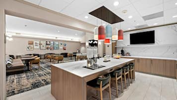 بوفيه فطور مجانًا يوميًا