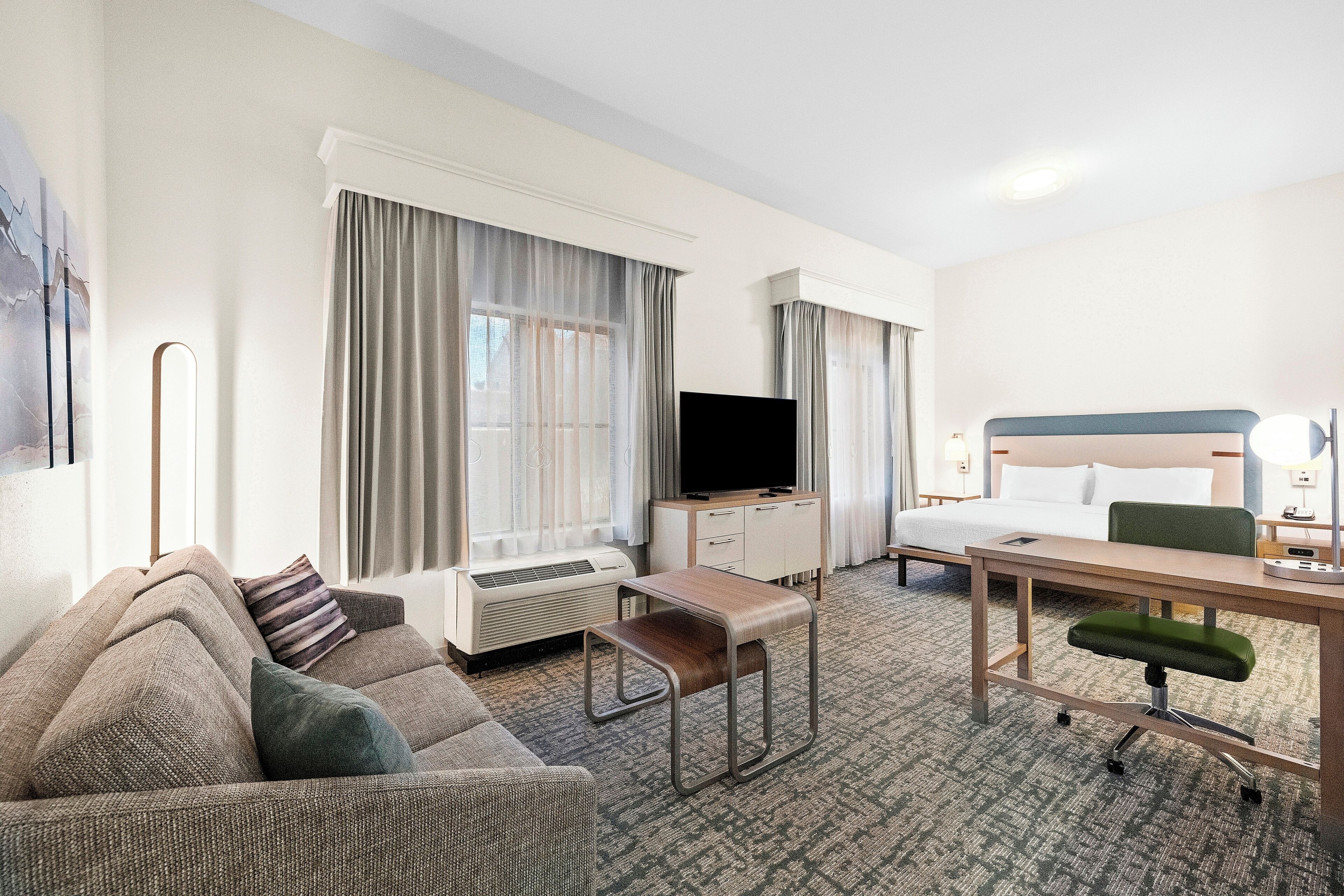 Työpöytä, silitysrauta/-lauta, ilmaiset vauvansängyt