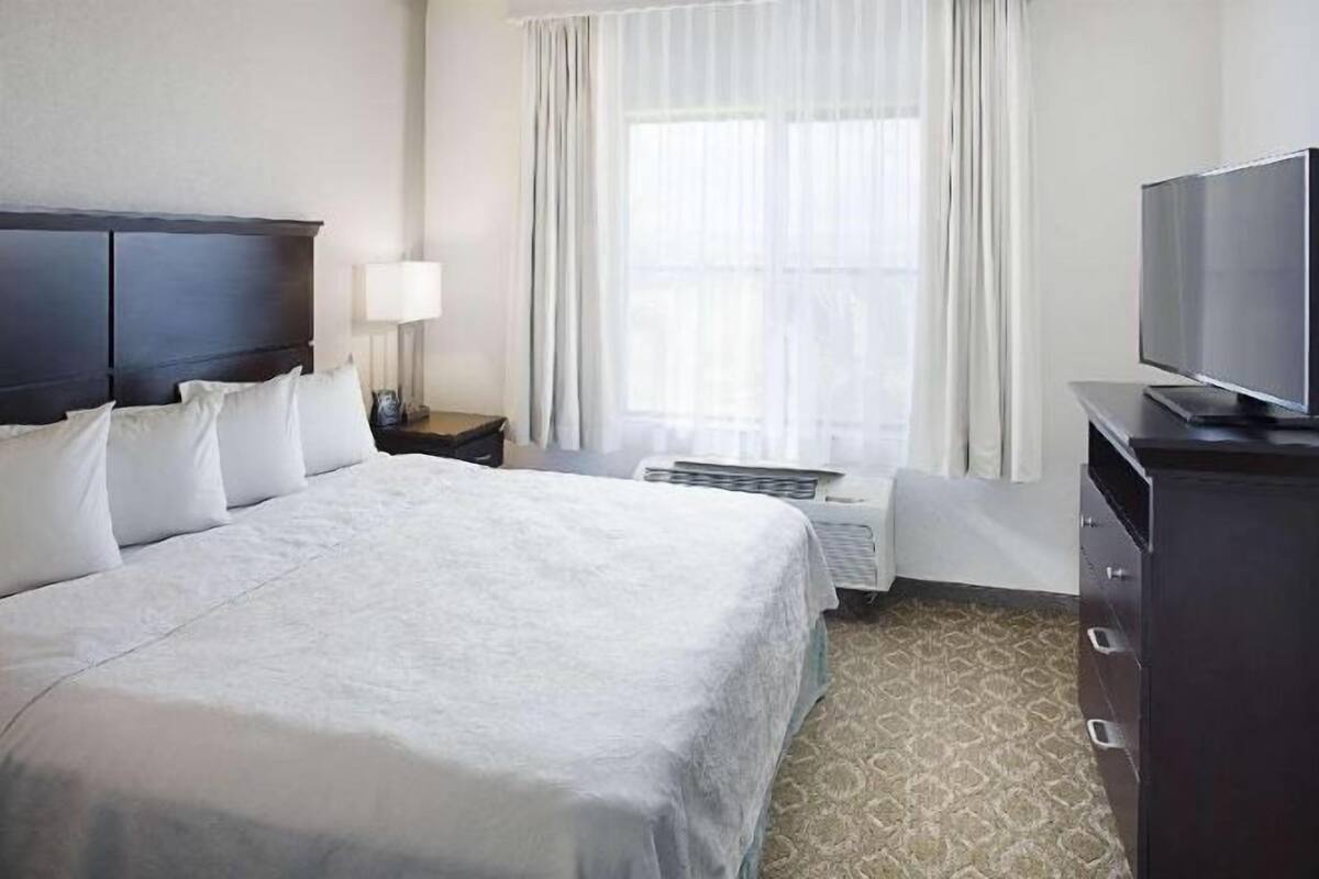 Escritorio, tabla de planchar con plancha y cunas gratuitas