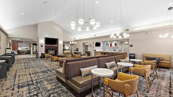 بوفيه فطور مجانًا يوميًا