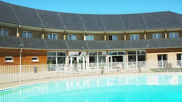 Piscina stagionale all'aperto, lettini
