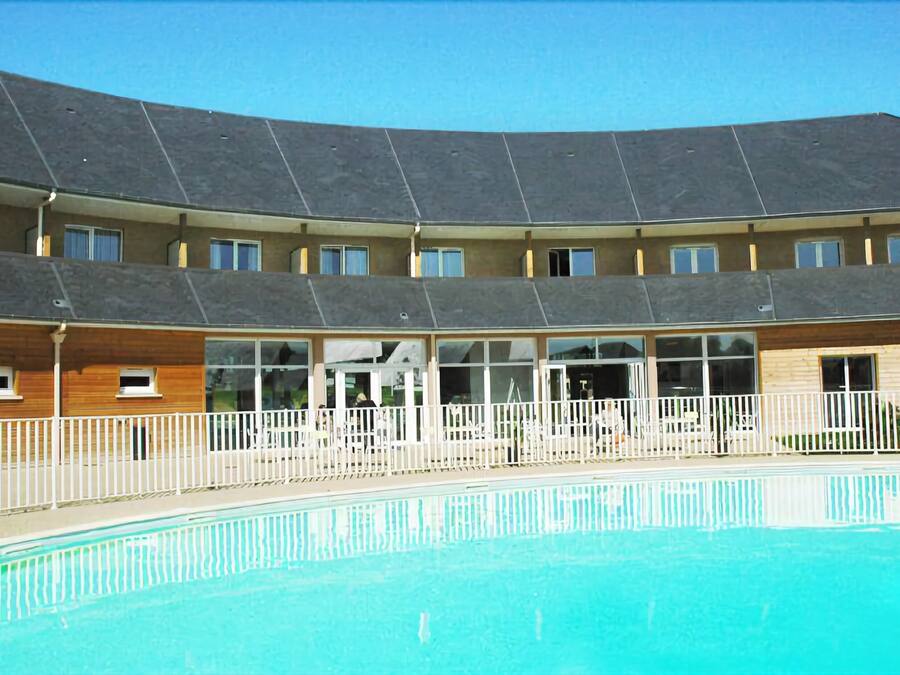 Seasonal outdoor pool, open 10:00 AM to 8:00 PM, sun loungers