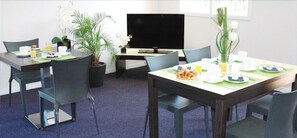 Breakfast area - Adonis Honfleur (Equemauville)