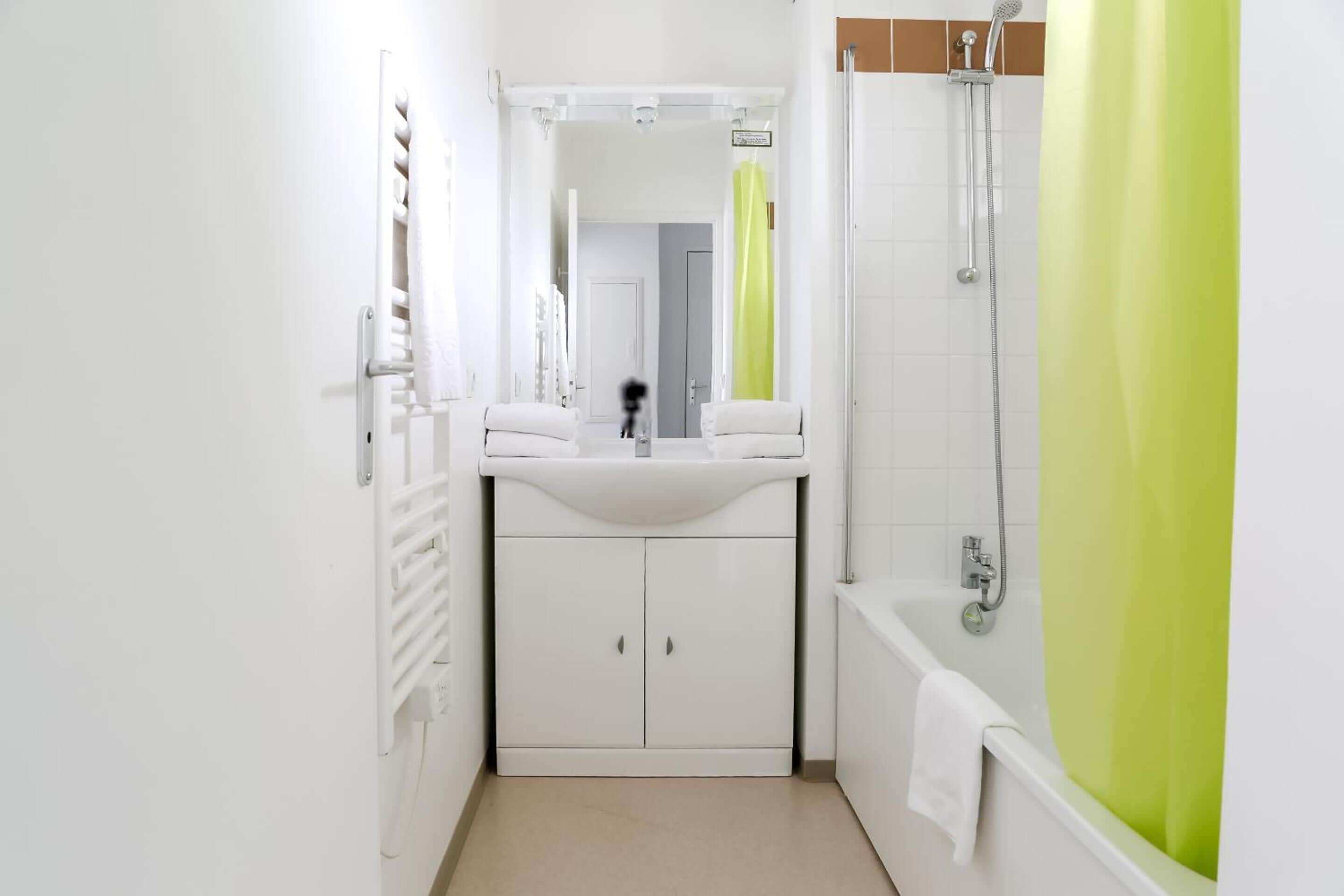 Combined shower/tub, towels