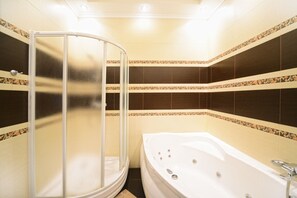 Deluxe Apartment | Jetted bathtub