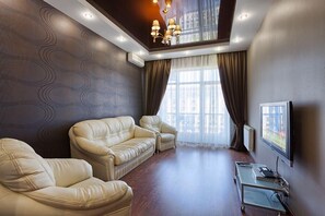 Standard Apartment | Living room | Plasma TV, DVD player