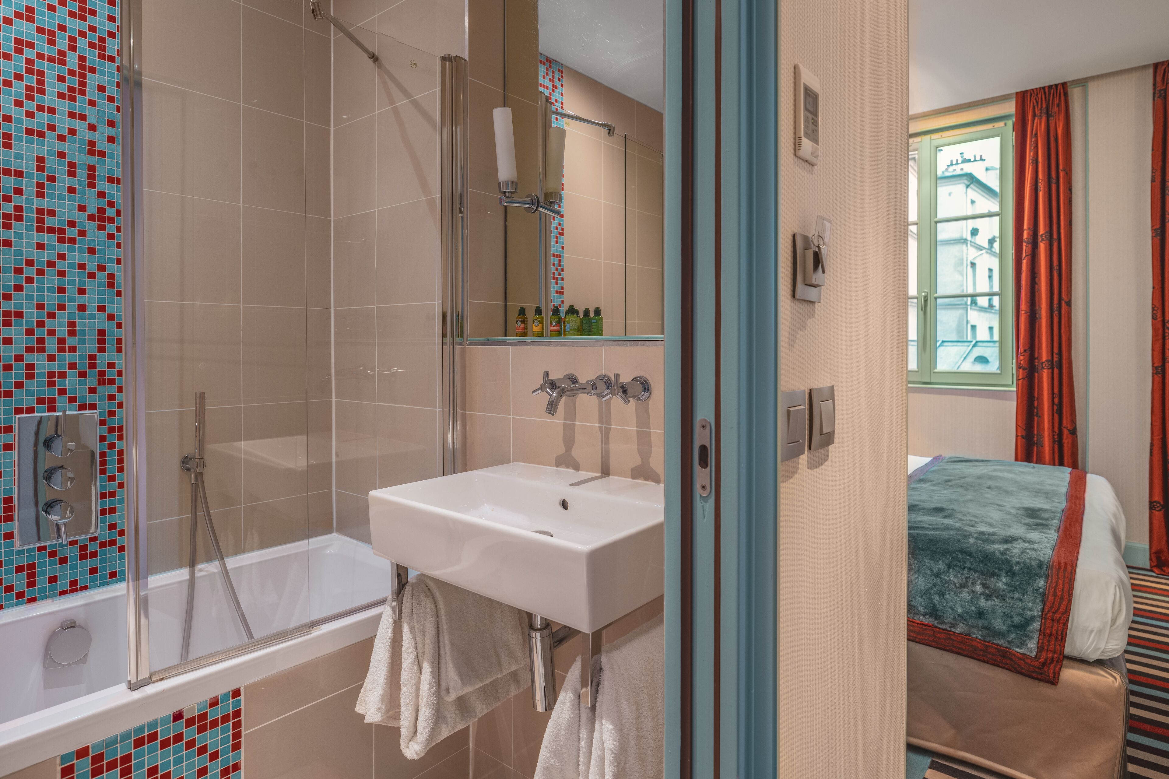 classic double room | bathroom | shower, free toiletries, hair dryer, towels