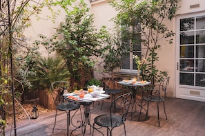 Terrace/patio - Hotel Le Petit Paris (Paris)