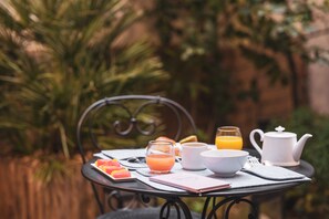 Exterior - Hotel Le Petit Paris (Paris)