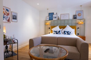 Suite | Skrivebord, skrivebord for bærbar PC, lydisolert og strykejern/-brett