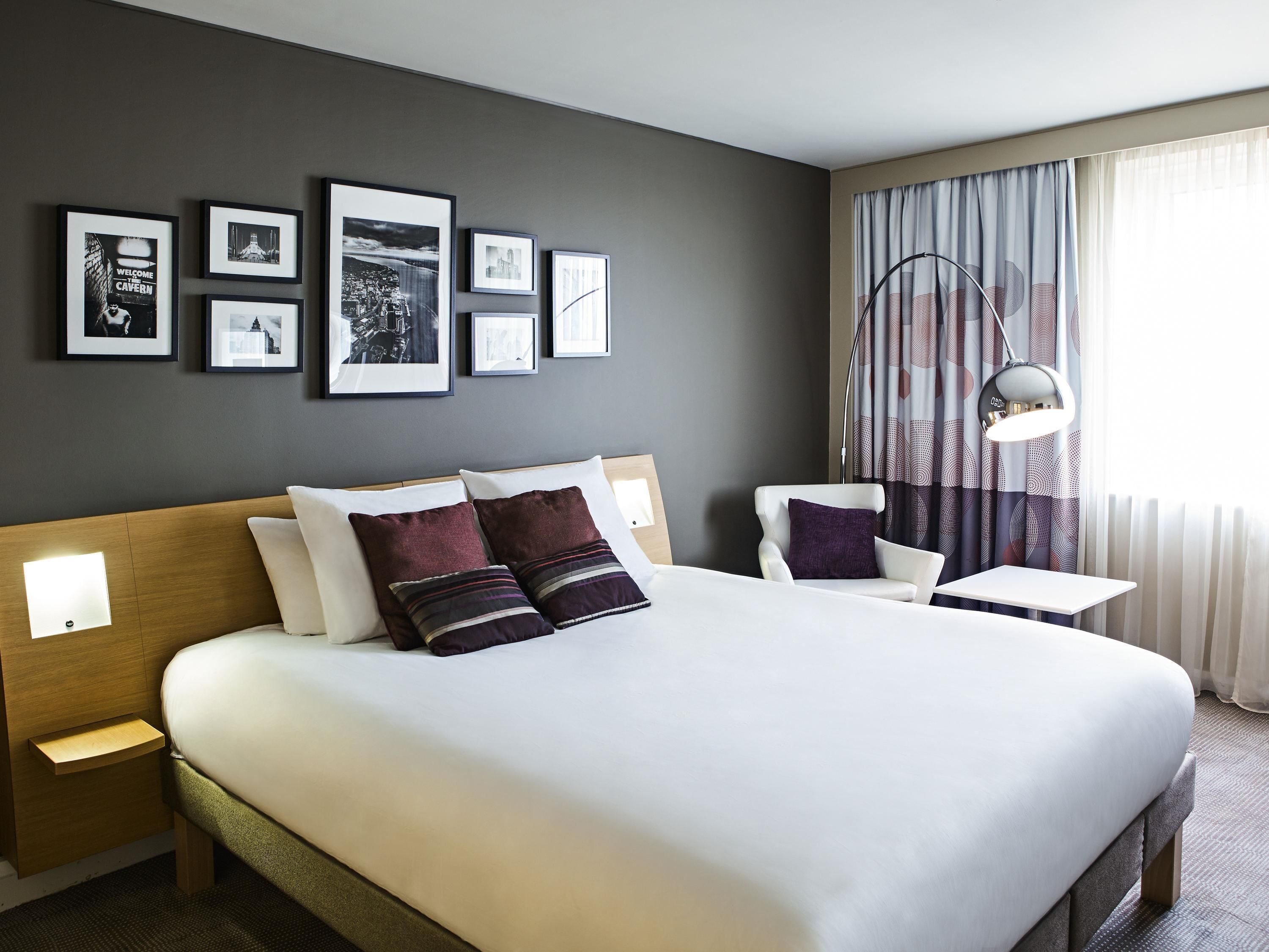 Minibar, safe på rommet, skrivebord og skrivebord for bærbar PC