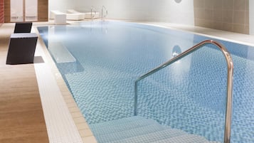 Una piscina cubierta