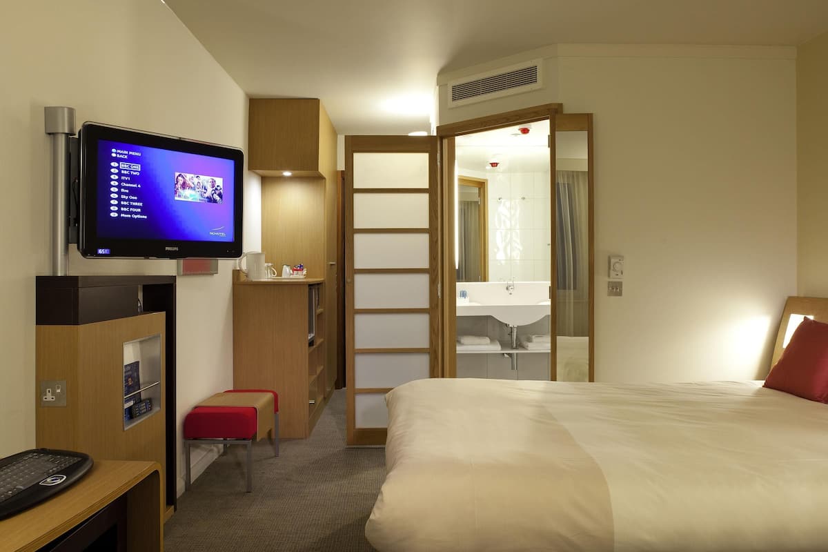 1 quarto, frigobar, cofres nos quartos, escrivaninha