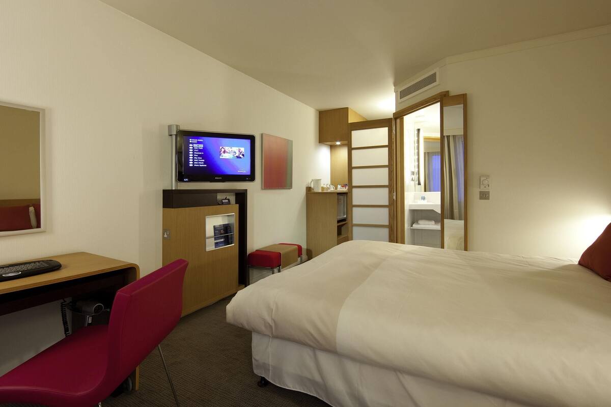 superior room, 1 queen bed with sofa bed | 1 bedroom, minibar, in-room safe, desk