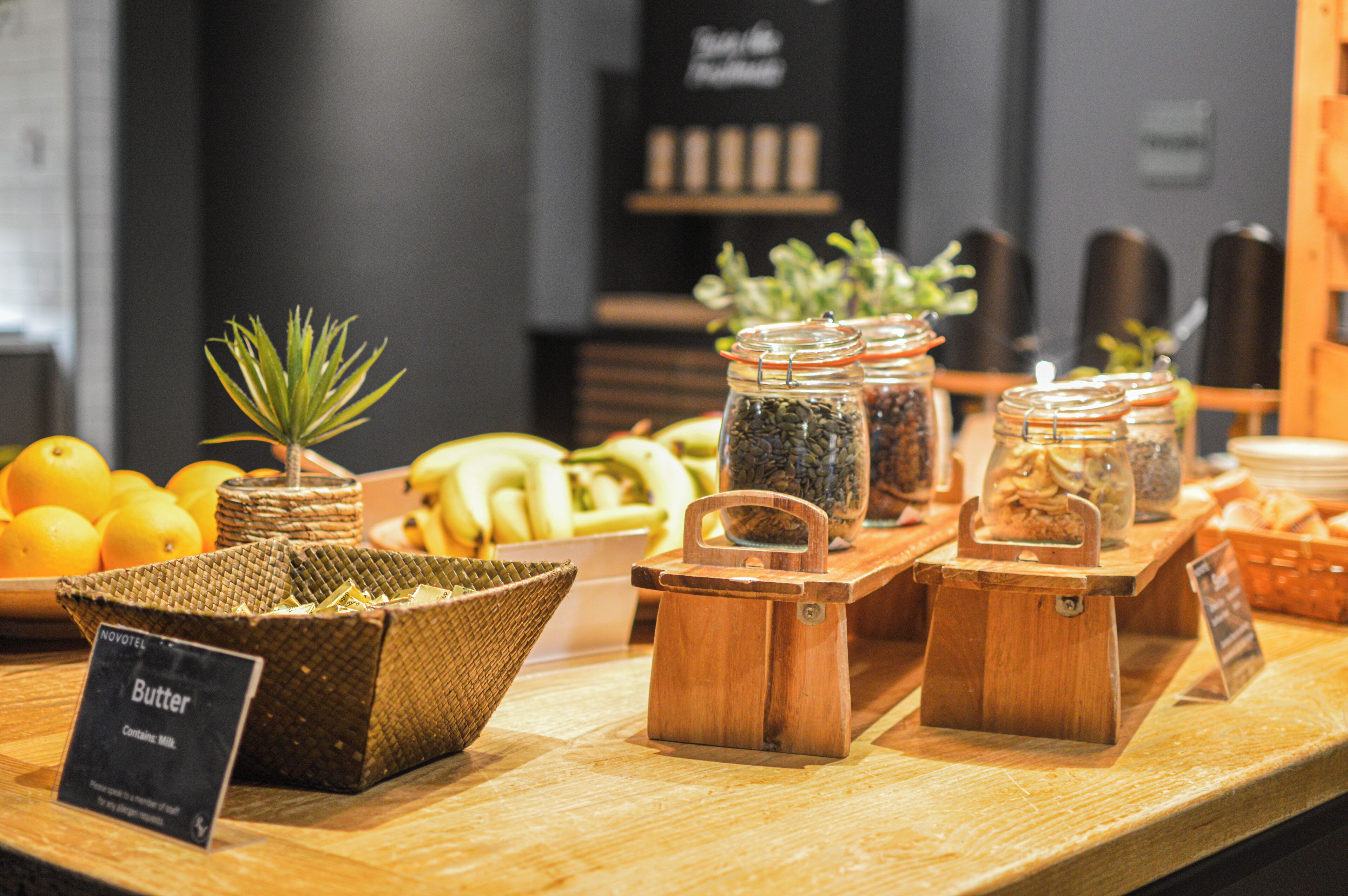 Un buffet de petit-déjeuner proposant une variété d’aliments et d’accompagnements.