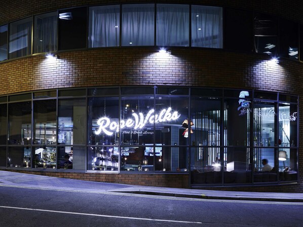 Un bâtiment sur lequel est apposée une grande enseigne lumineuse indiquant : « RopeWalks Food & Drink Lounge ».