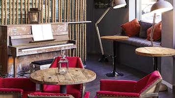 Breakfast, lunch, dinner served; international cuisine