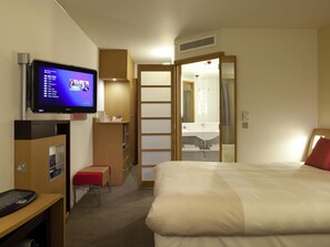 Minibar, in-room safe, desk, laptop workspace - Novotel Liverpool Centre (Liverpool)