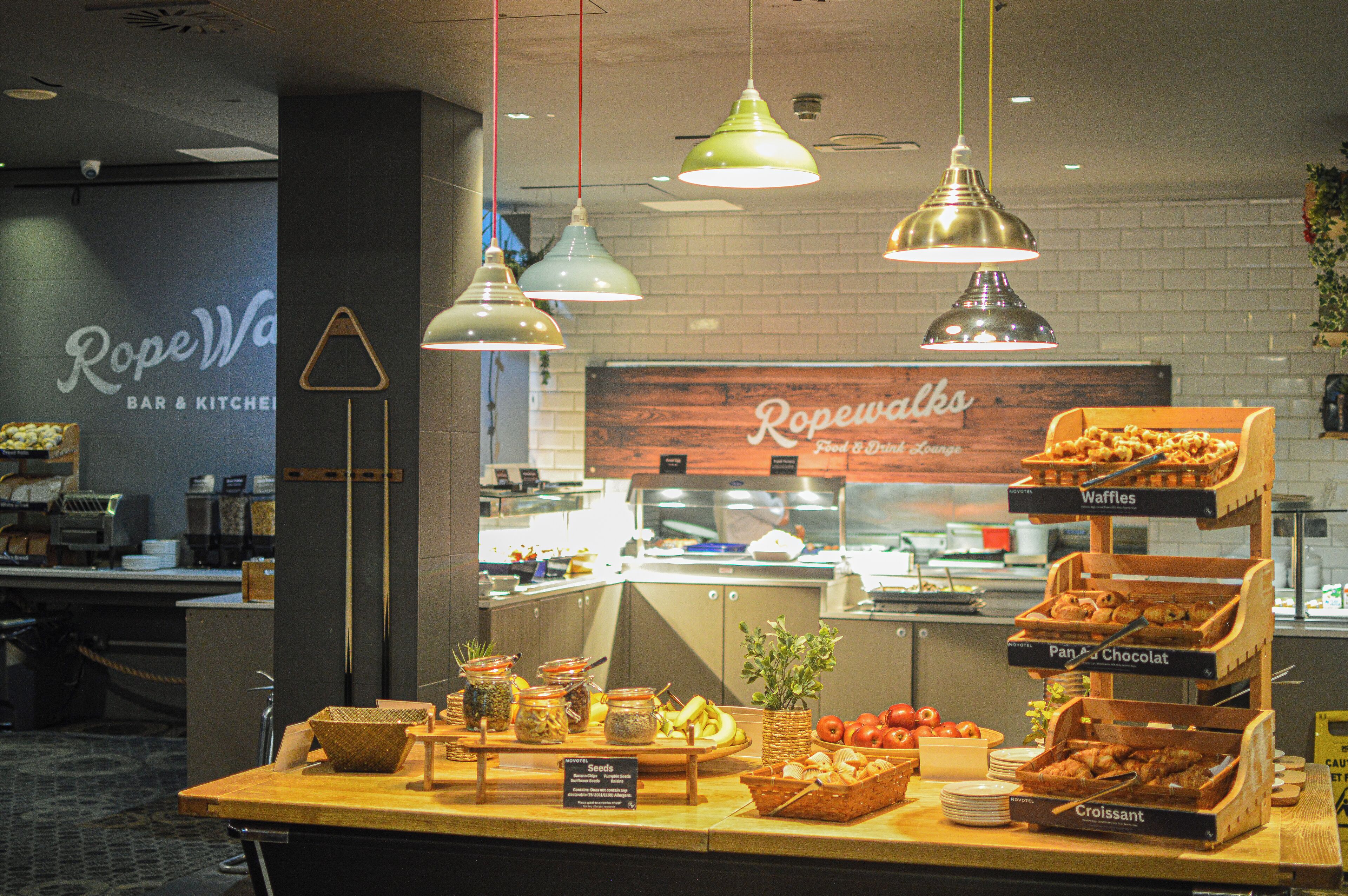Un buffet proposant divers plats et une enseigne indiquant le bar et le restaurant Ropewalks.