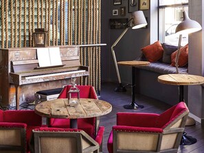 Breakfast, lunch, dinner served; international cuisine  - Novotel Liverpool Centre (Liverpool)