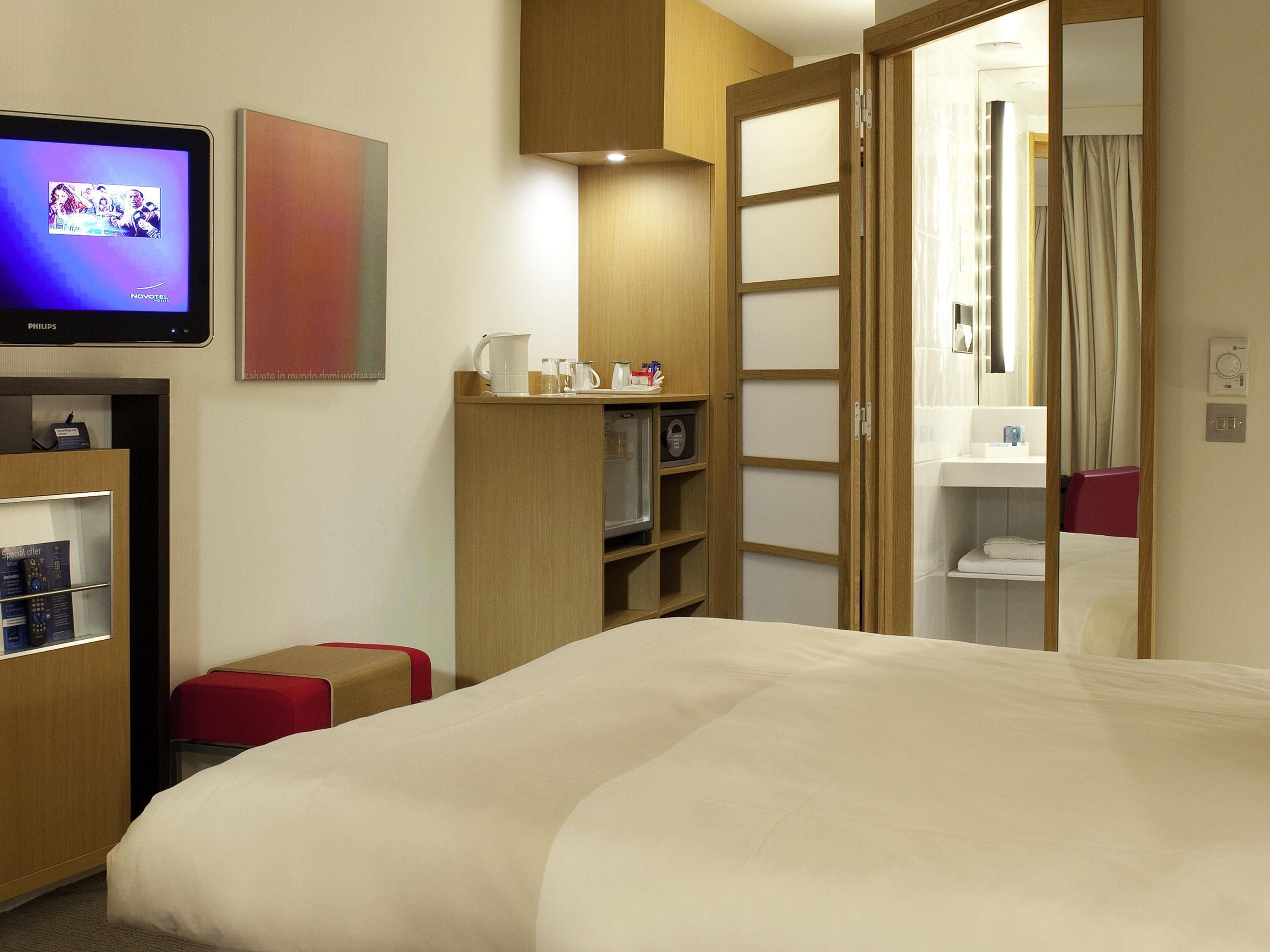 Superior Room, 1 Queen Bed | Minibar, in-room safe, desk, laptop workspace