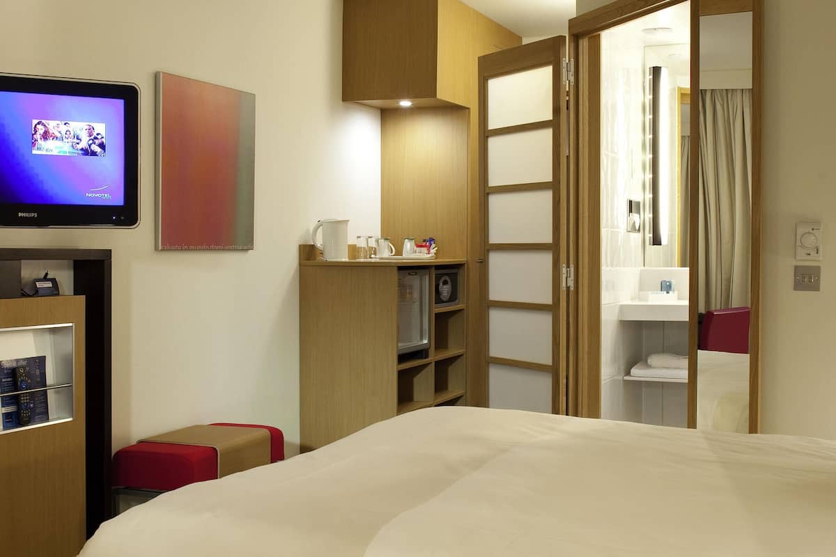 Superior Room, 1 Queen Bed | Minibar, in-room safe, desk, laptop workspace