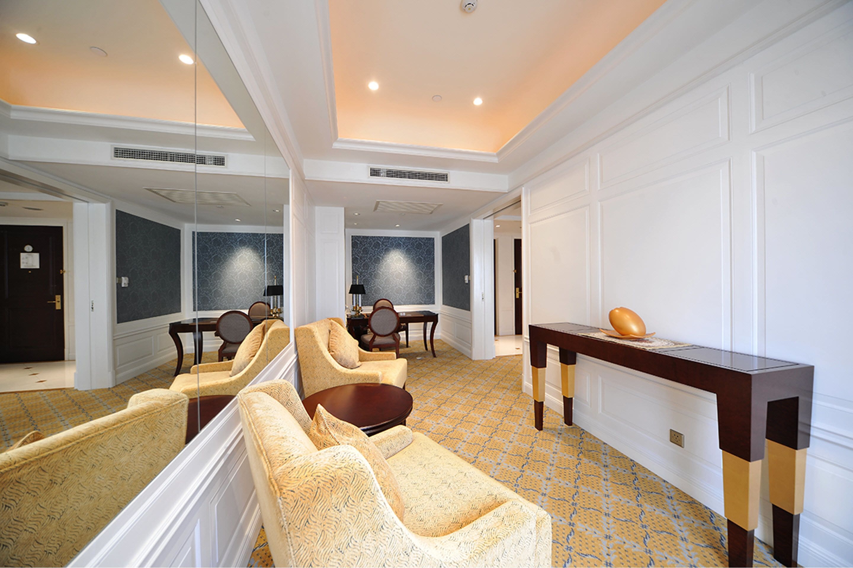 executive suite | down duvets, minibar, in-room safe, desk