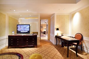 Business Suite | Living area | LCD TV